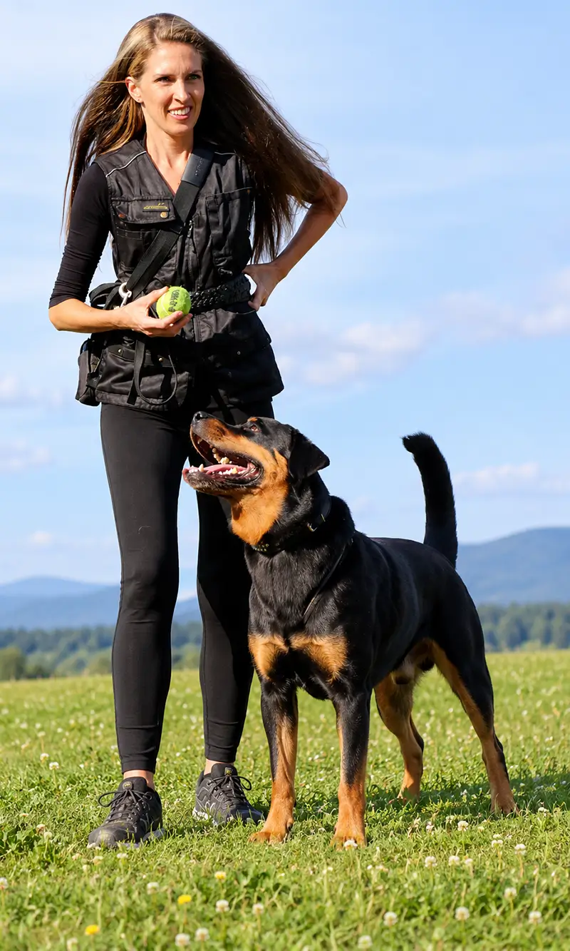 Hundetrainerin Olivia Garz mit Rottweiler im Blütenfeld