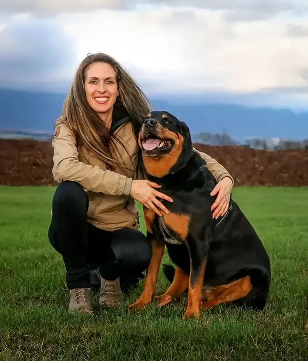 Olivia Garz mit Hund in der Natur